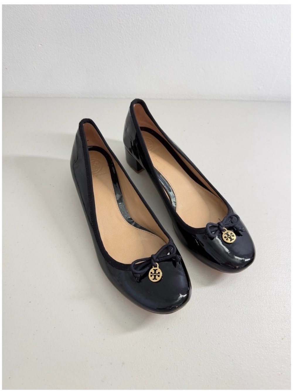 Tory Burch Black Patent Leather Block Heel Pumps Bow Logo Size 9M